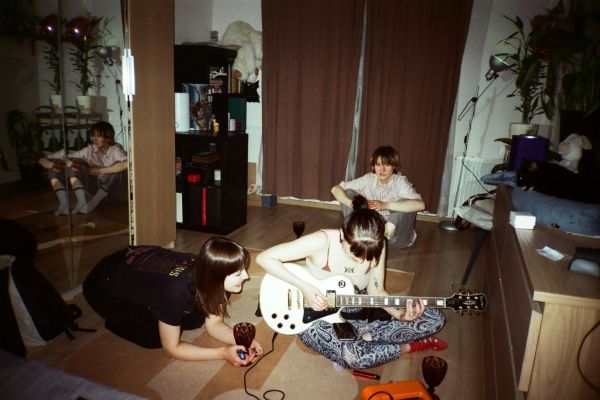 Ungt band repar i en hall