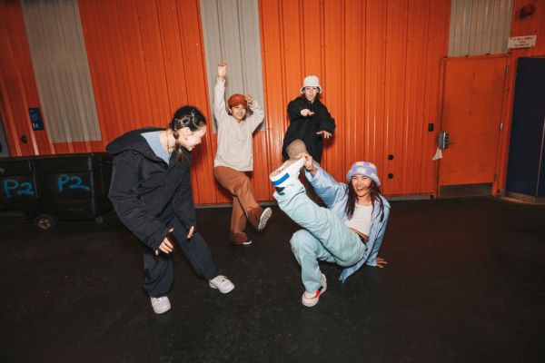 händer skriver på laptop