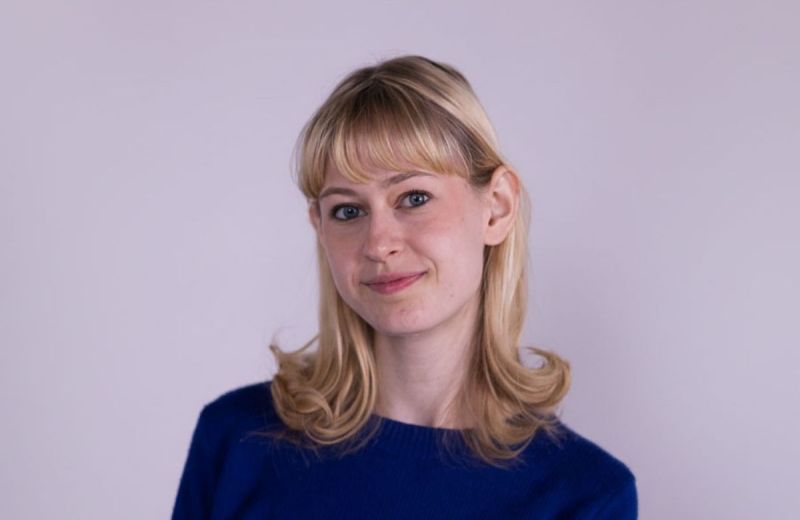 Porträtt av Elsa Fredriksson i blå tröja.