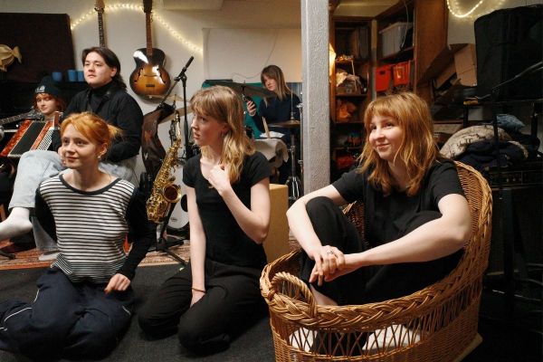 Magi, punk och kåldolmar – Dungen Scenkonst ger sig på en klassiker