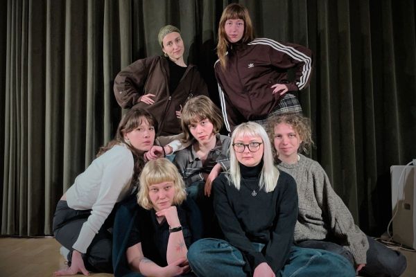 Tinder-killar och sexstrejk – Teater Yey intar scenen